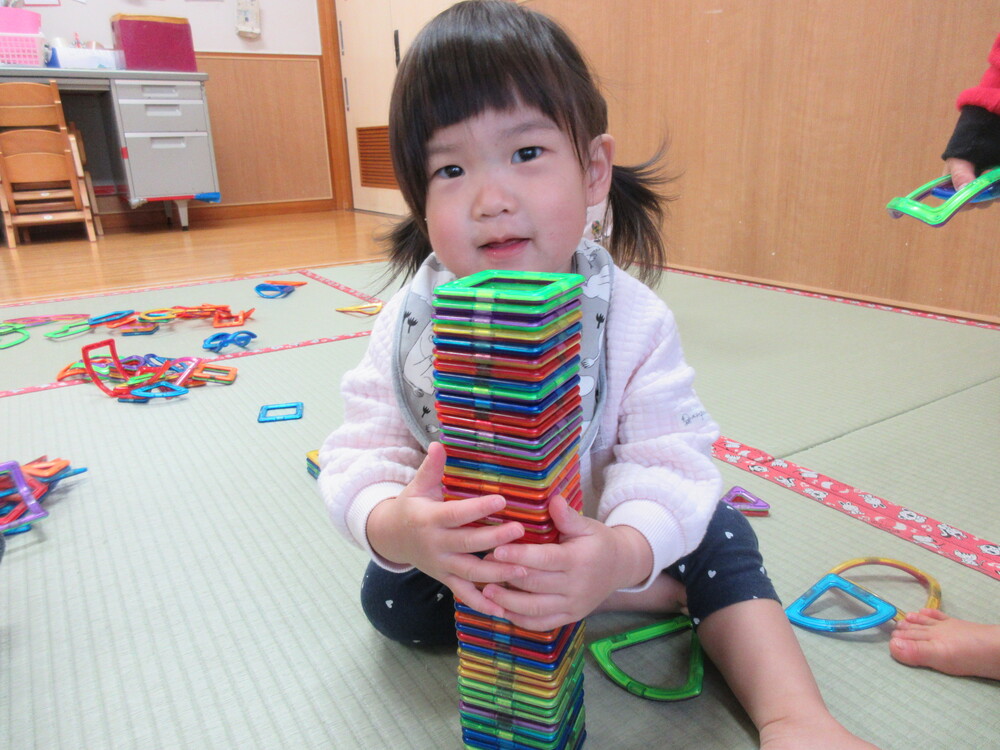 マグブロックで遊んでいる