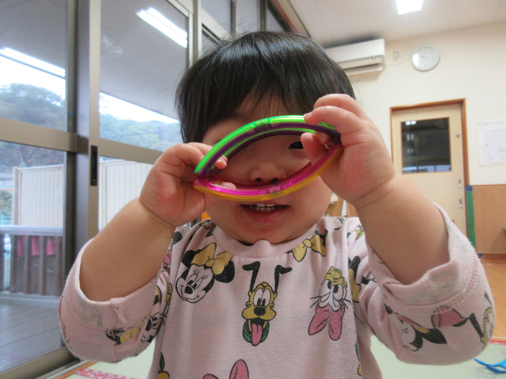 マグブロックで遊んでいる