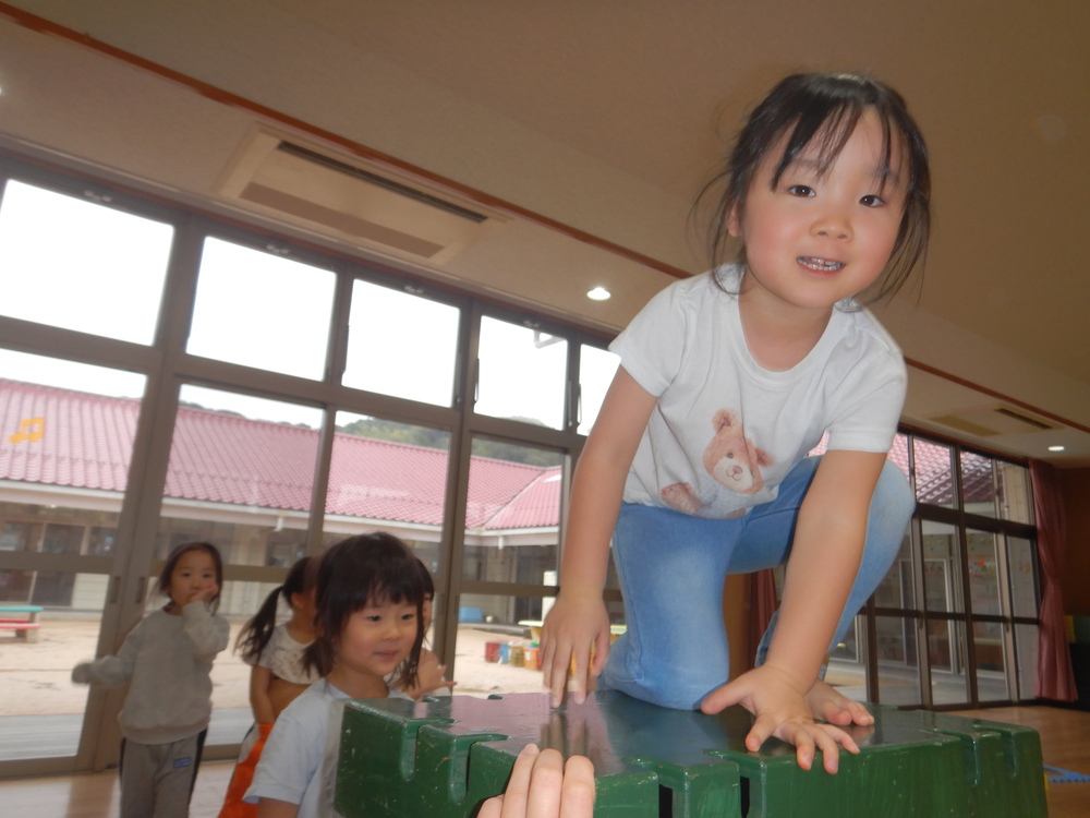 遊戯室で遊ぶ子ども (3)