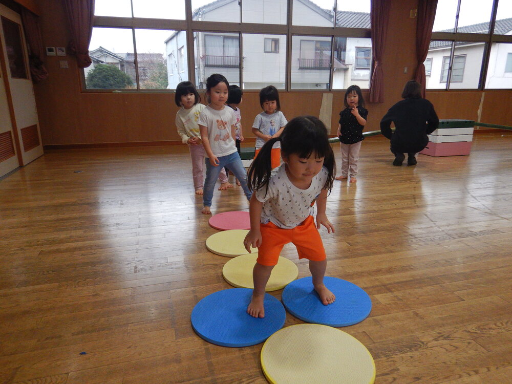 遊戯室で遊ぶ子ども (5)