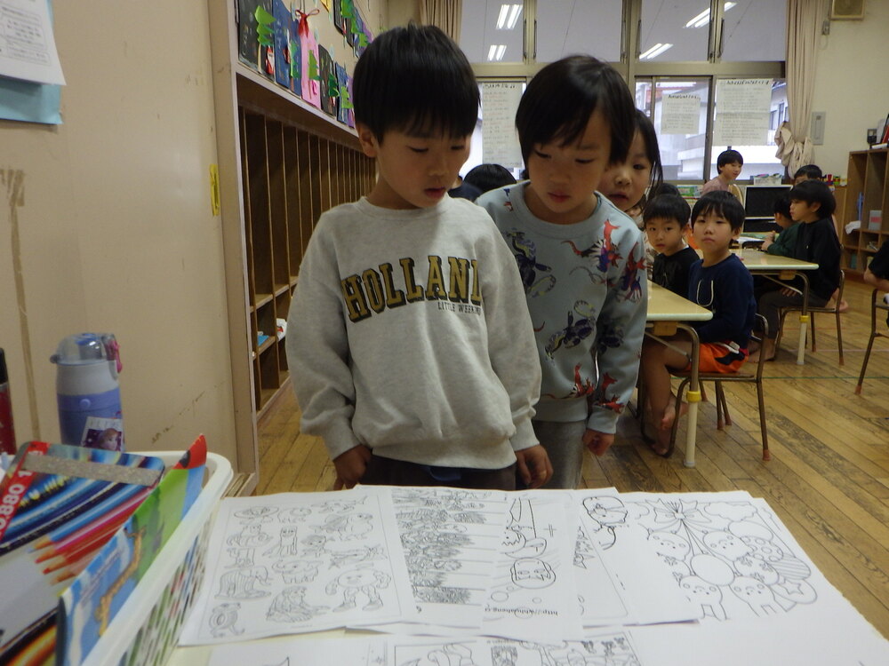 ぬりえを真剣 に取り組む子ども(1)