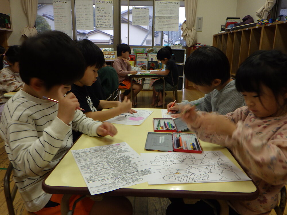 ぬりえを真剣 に取り組む子ども(2)