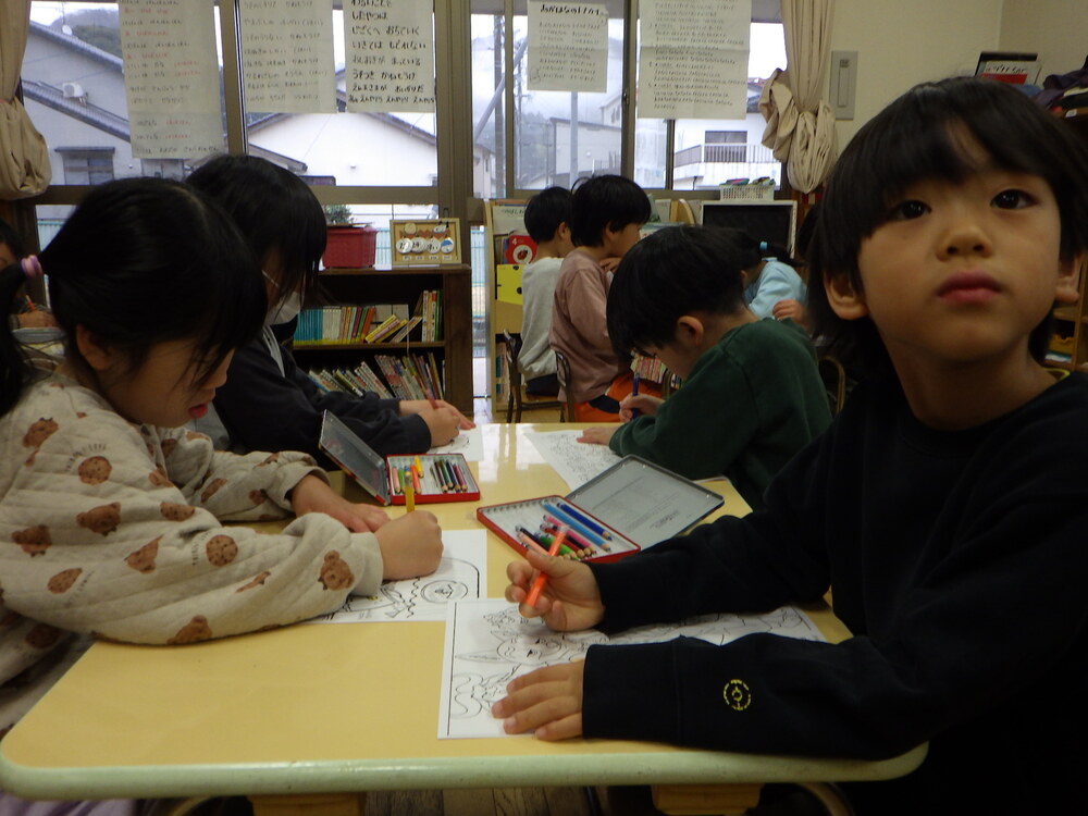 ぬりえを真剣 に取り組む子ども(4)