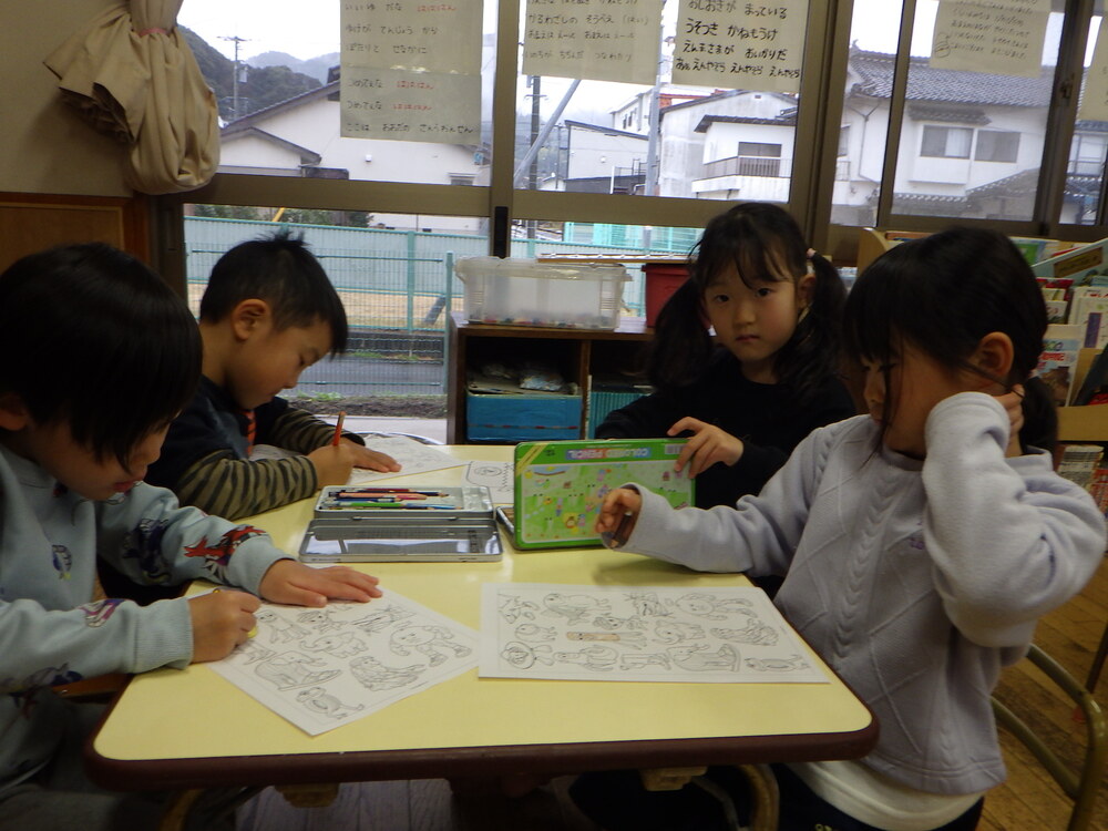ぬりえを真剣 に取り組む子ども(5)