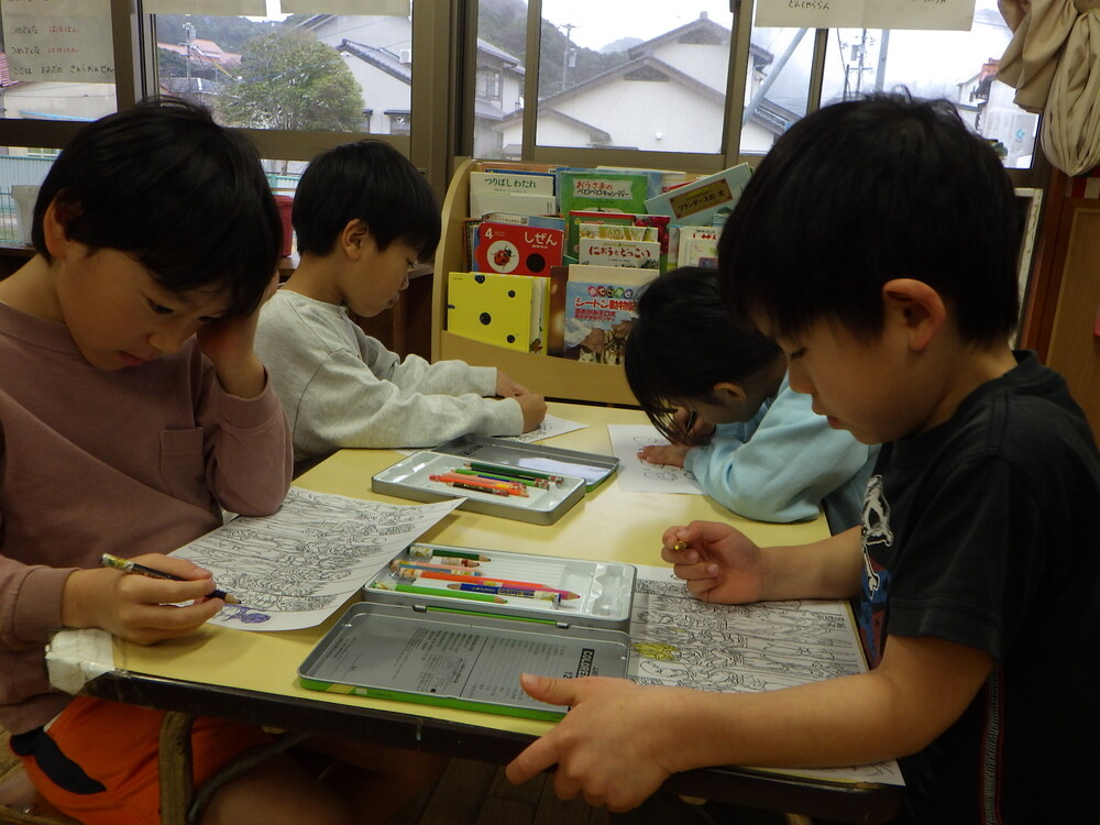 ぬりえを真剣 に取り組む子ども(6)