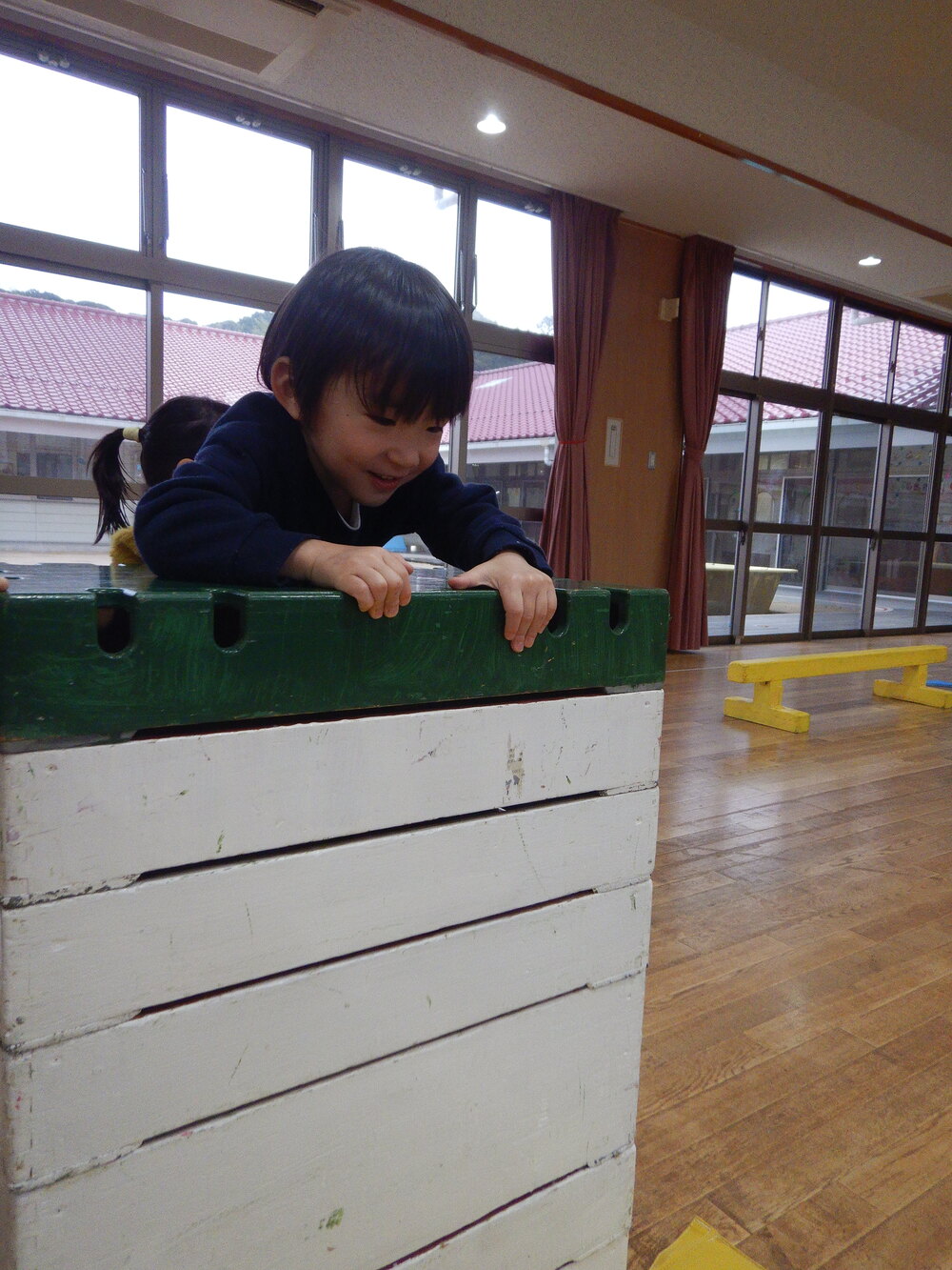 遊戯室で遊ぶ子ども