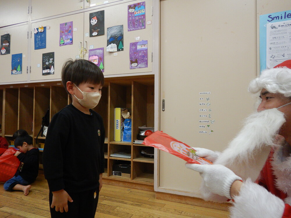 プレゼントをもらっている様子２