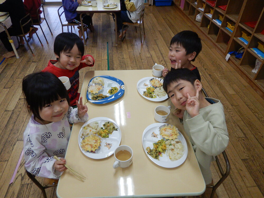 給食の様子１