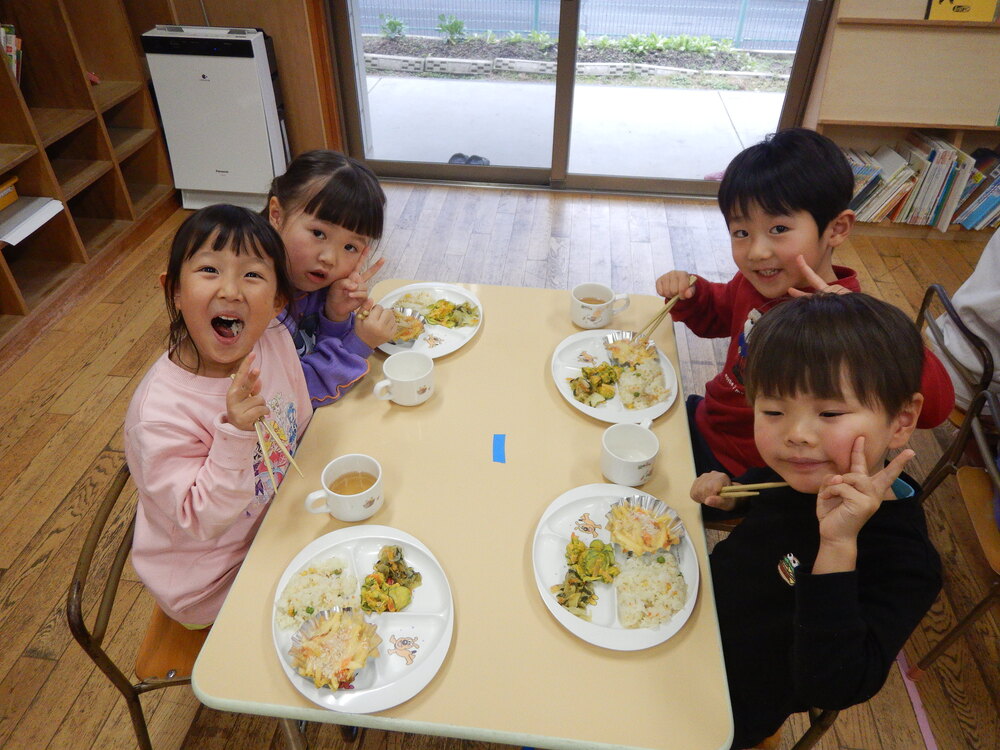 給食を食べている様子３