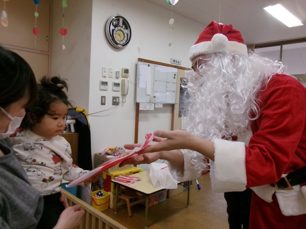 プレゼントをもらっている様子 (3)