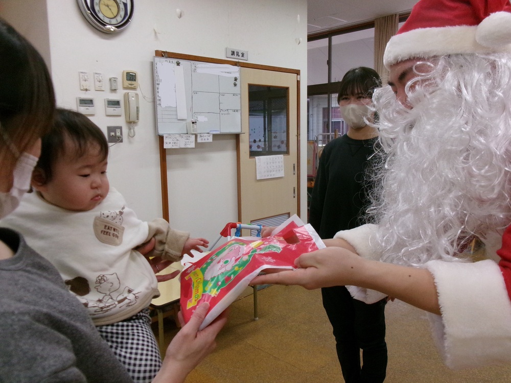 プレゼントをもらっている様子 (1)