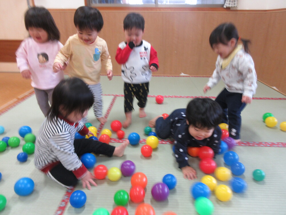 ボールで遊んでいる