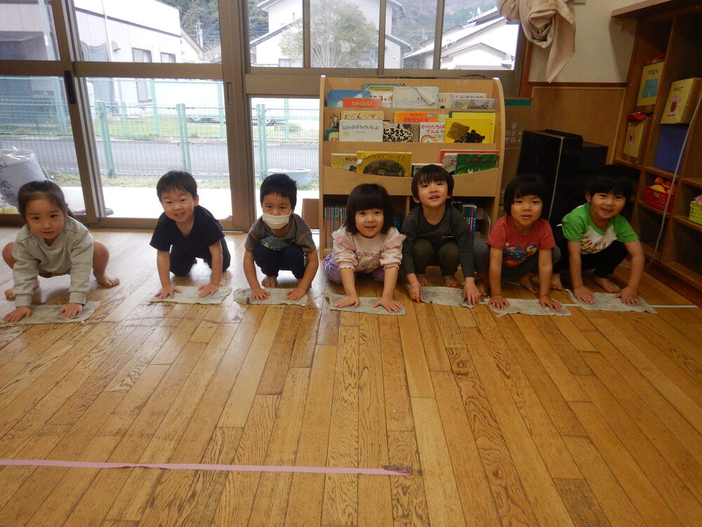 掃除をする子ども (1)