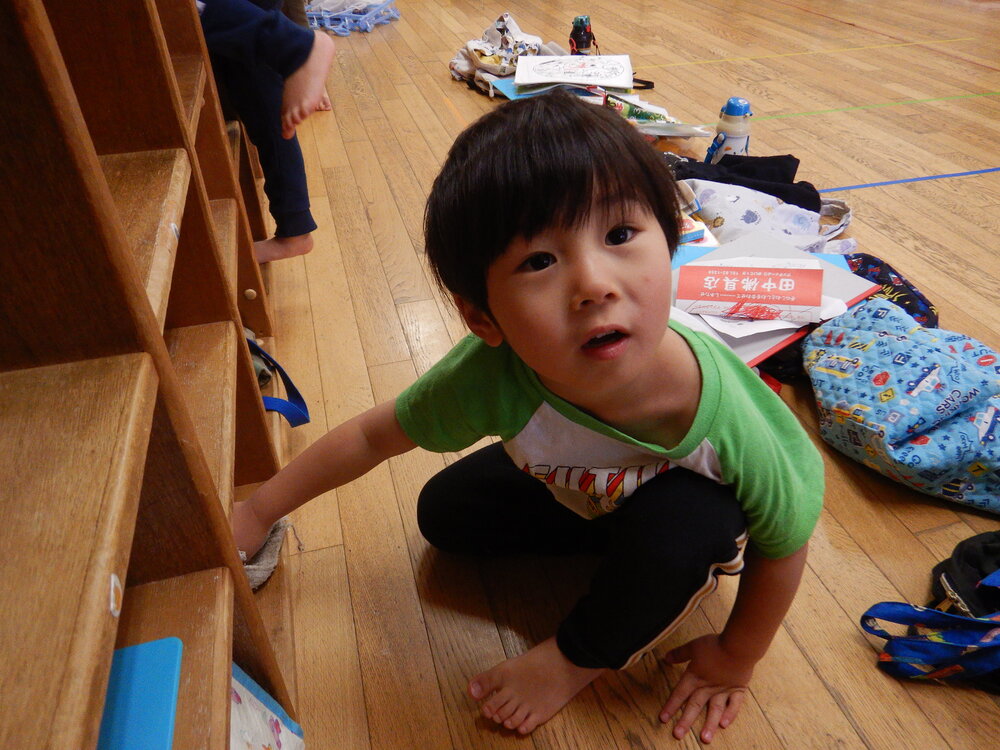 掃除をする子ども (2)