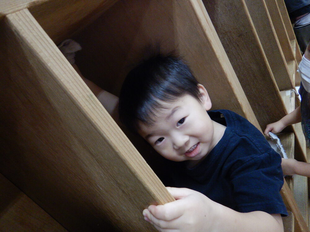 掃除をする子ども (3)