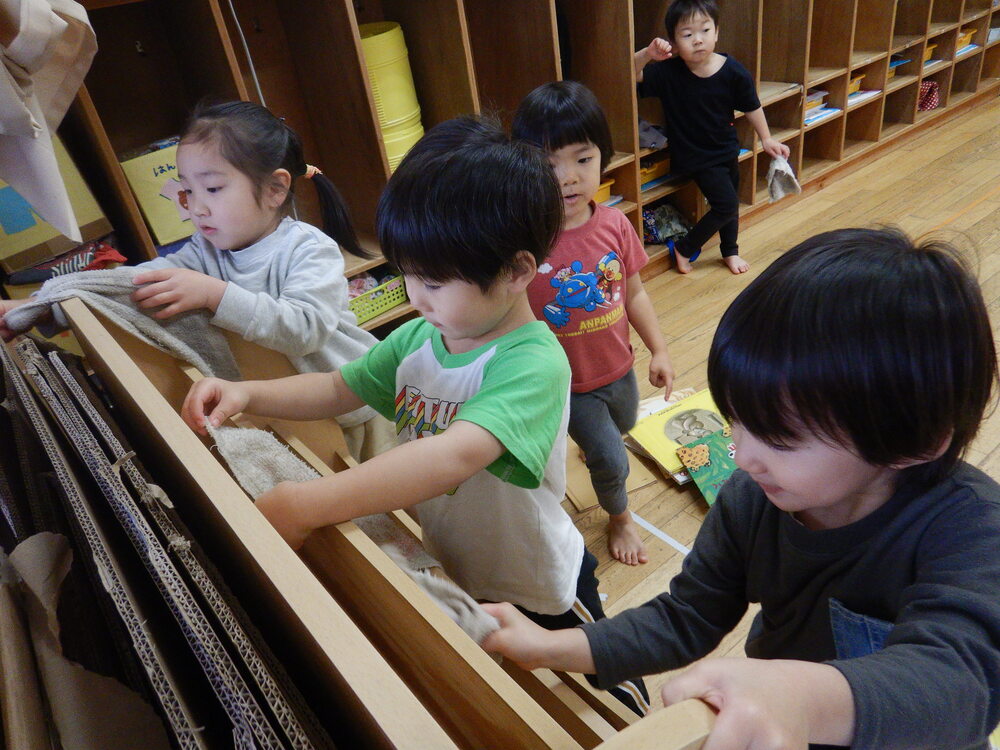 掃除をする子ども (4)