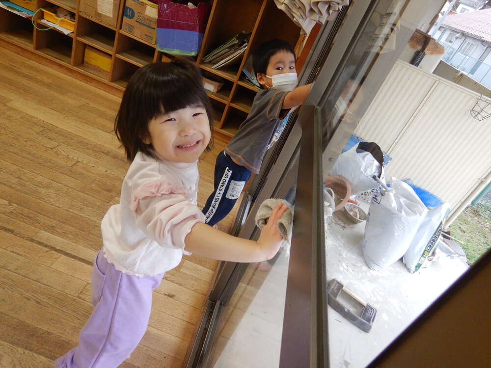 掃除をする子ども (5)