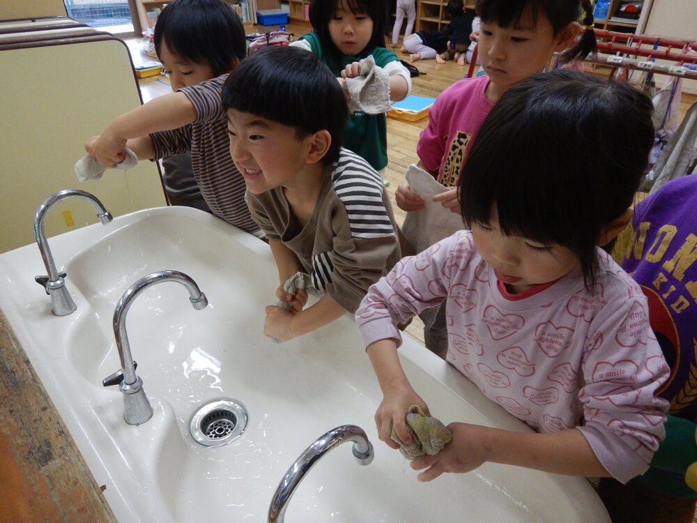 雑巾絞りをする様子