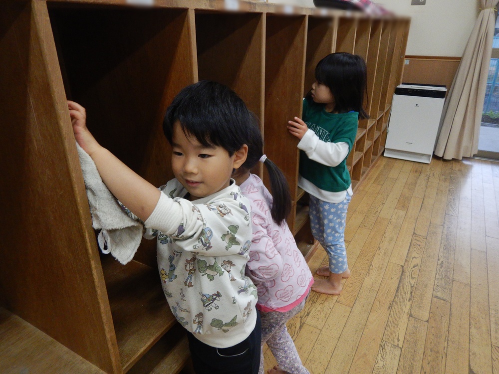 ロッカーを掃除する様子