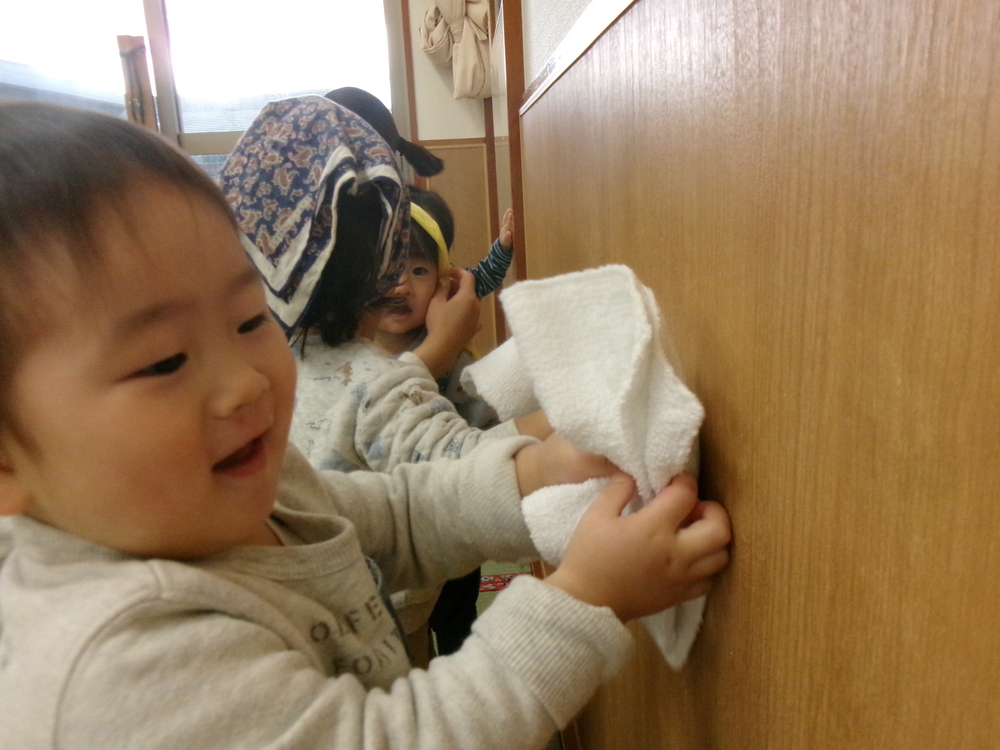 大掃除をする子ども (2)