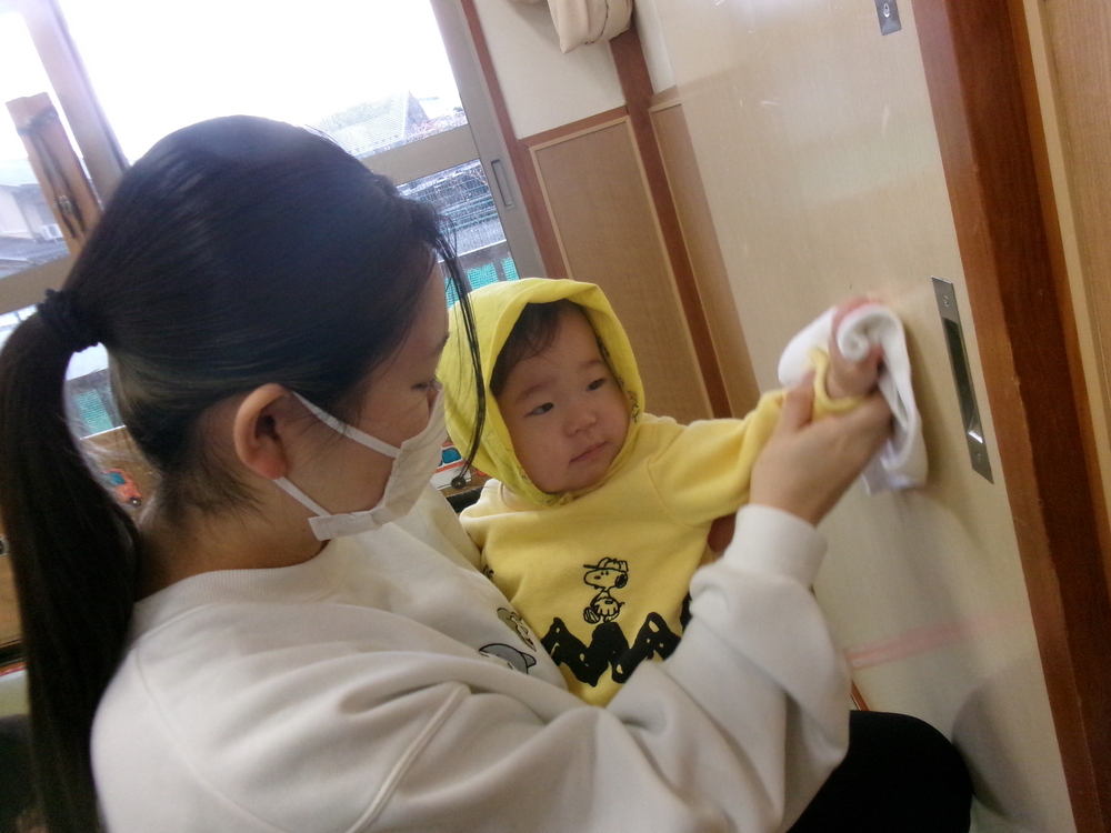 大掃除をする子ども (5)