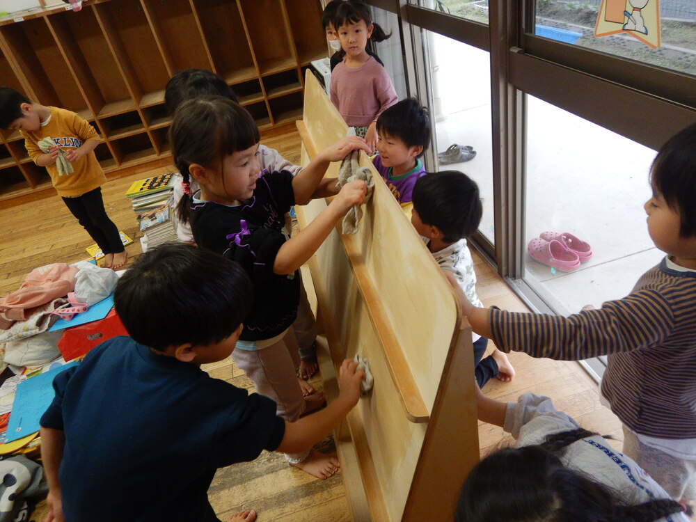 本棚を掃除する様子