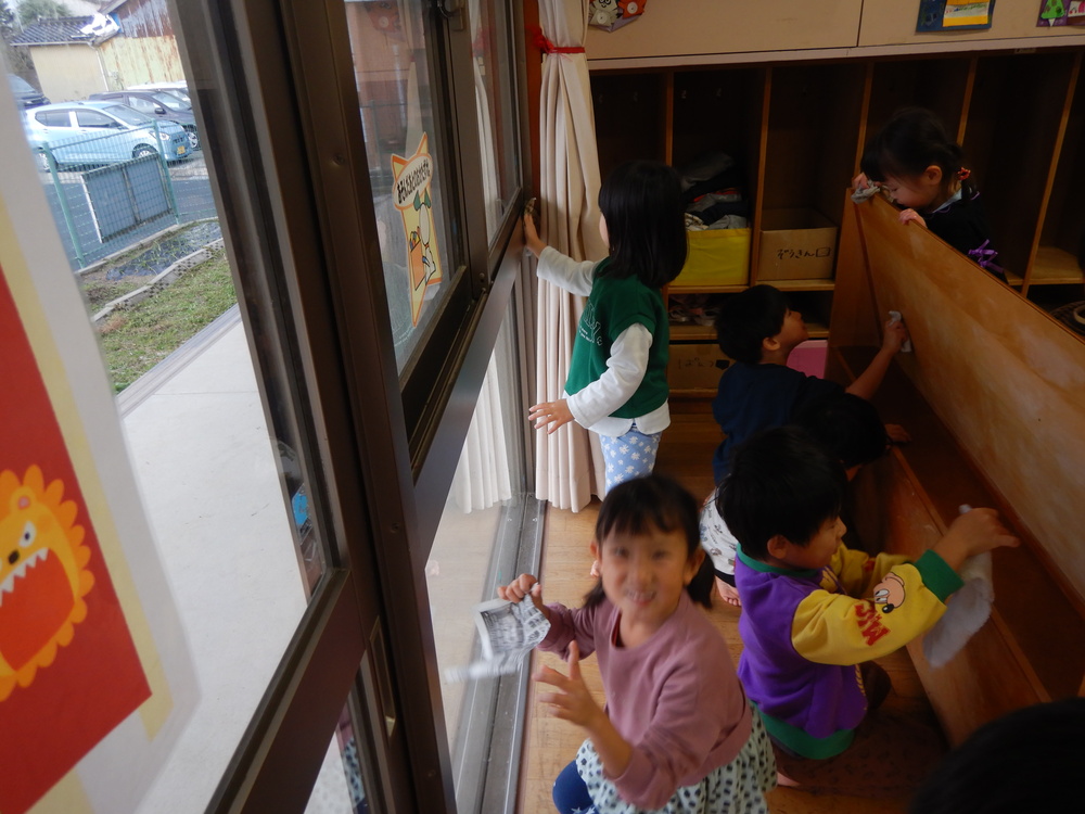 窓を掃除する様子