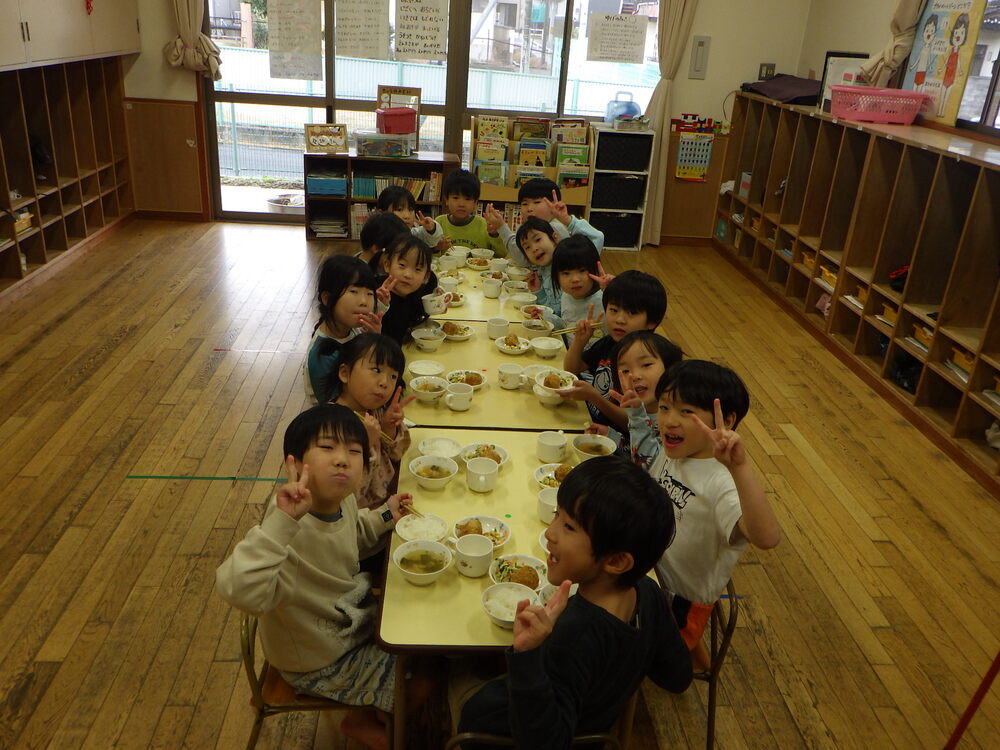 みんなで給食を食べる様子