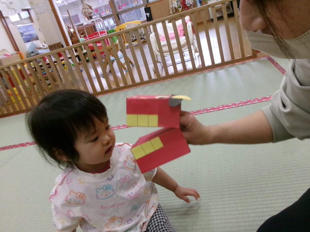 獅子舞を見ている