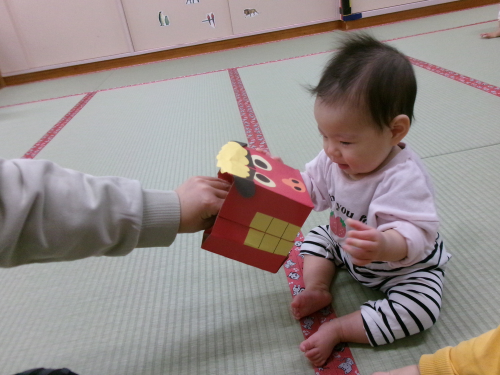 獅子舞を見ている