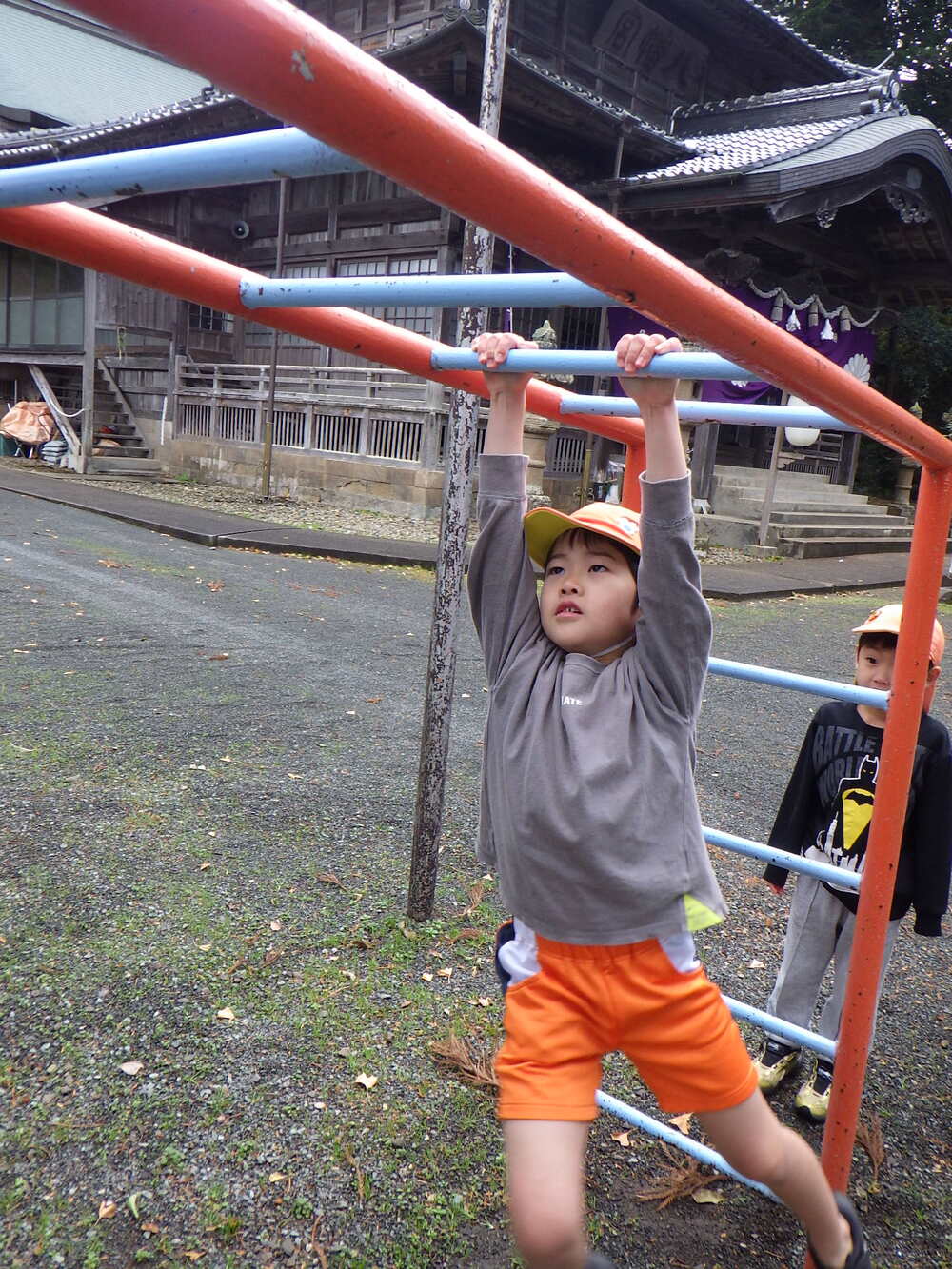 雲梯をする子ども