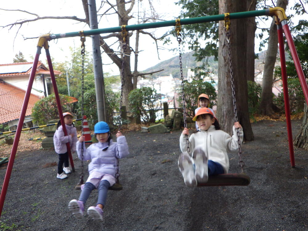 ブランコをする子ども