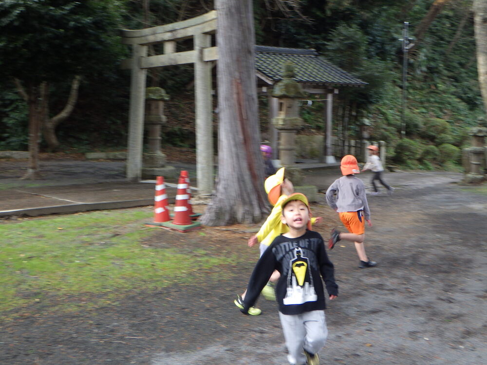 鬼ごっこをする子ども