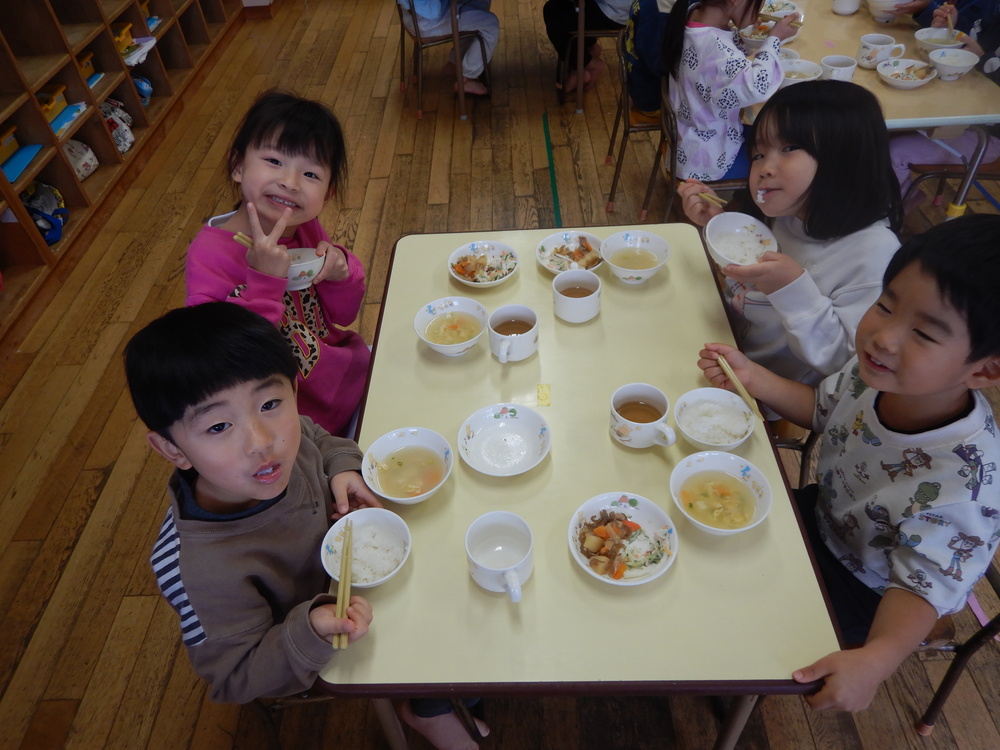 給食の様子１