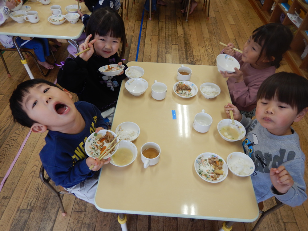 給食の様子２