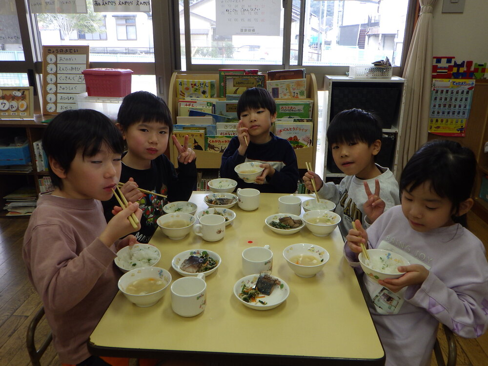 給食の様子２