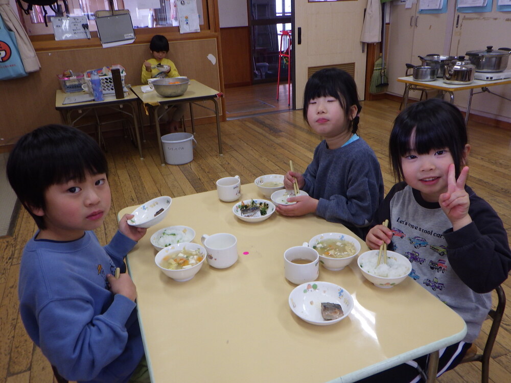 給食の様子３