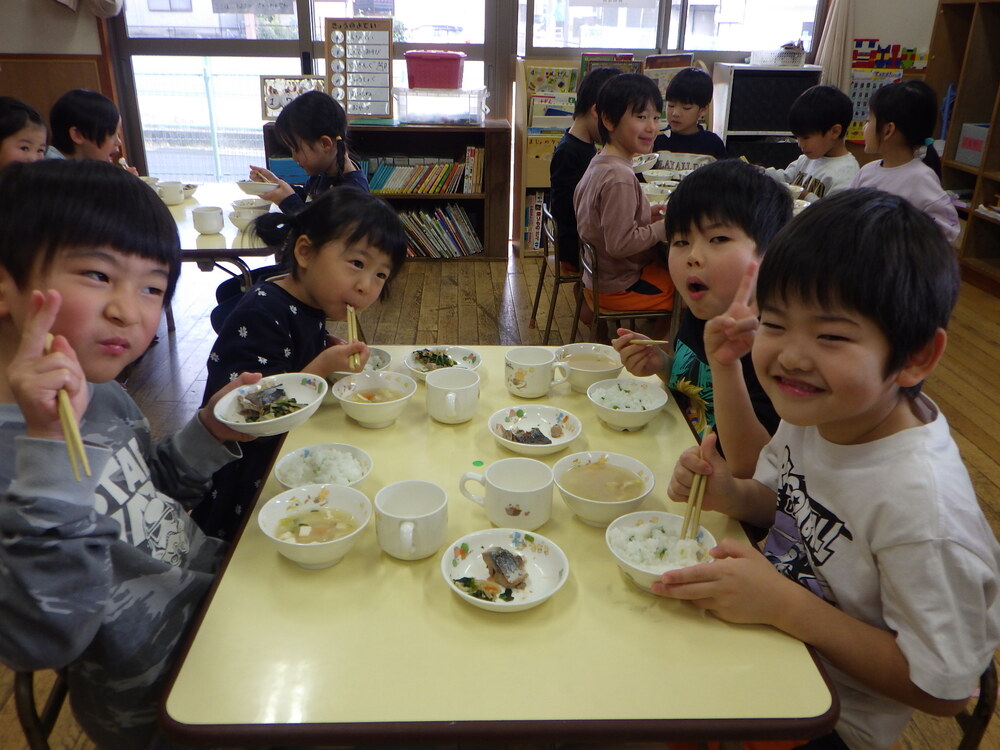 給食の様子４