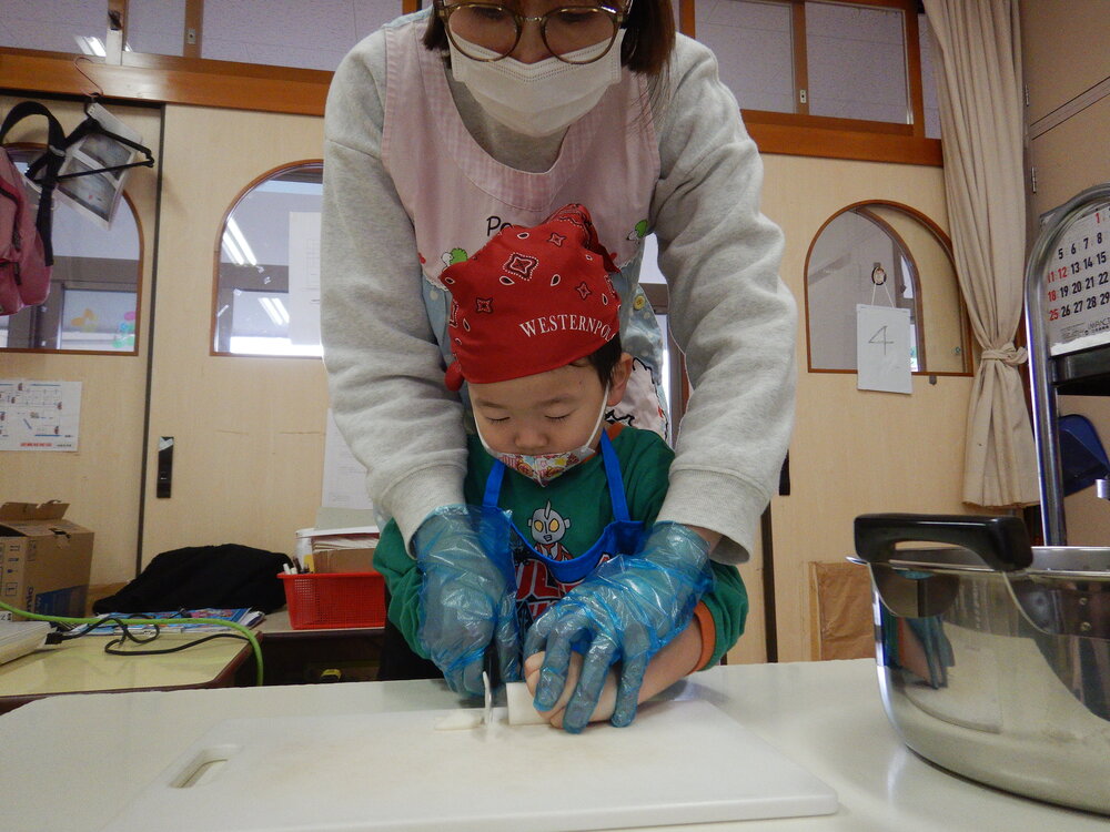 七草がゆクッキングの様子 (4)