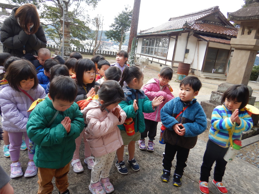 初詣をする子ども (1)