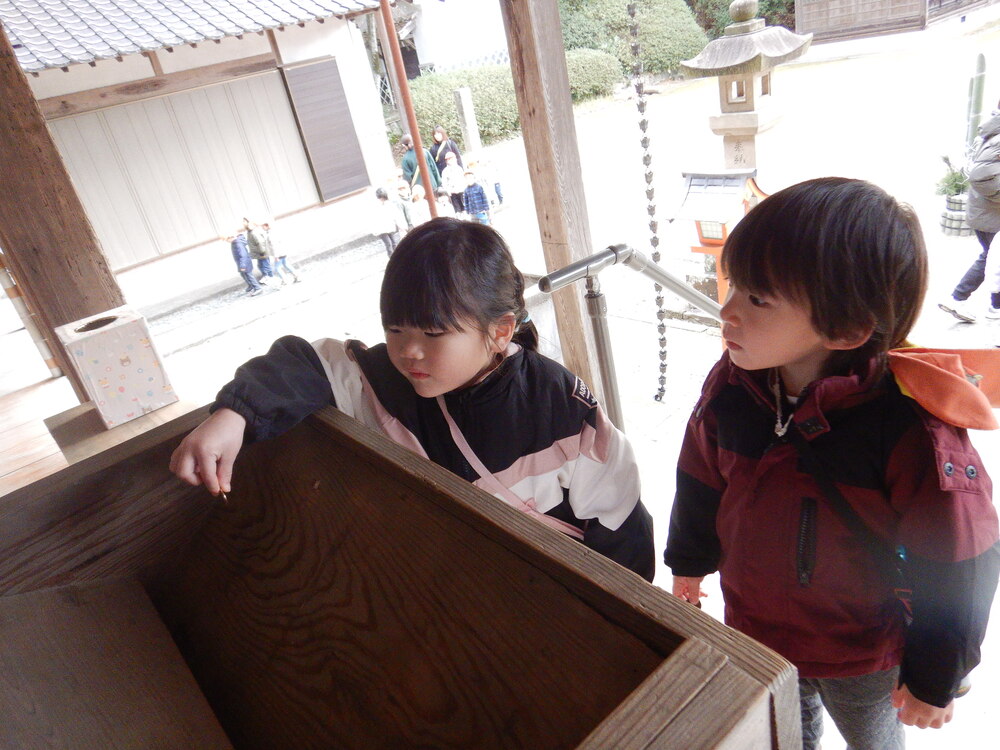 初詣をする子ども (2)