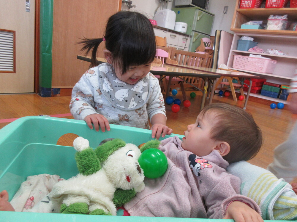 顔を見合わせている