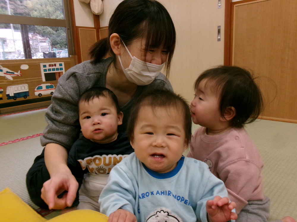 マットで遊ぶ子ども