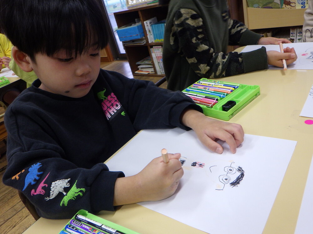 絵を描く子ども