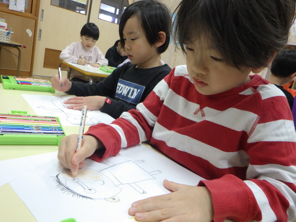 絵を描く子ども２