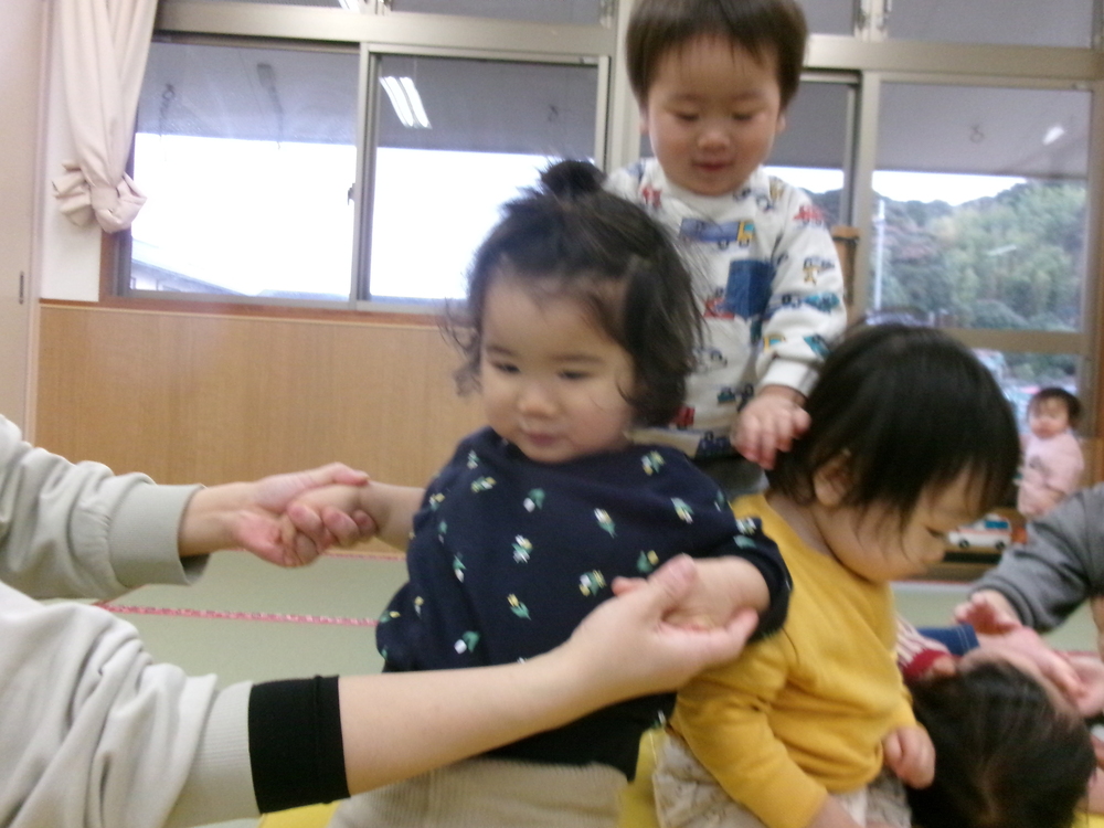 マットで遊ぶ子ども (2)