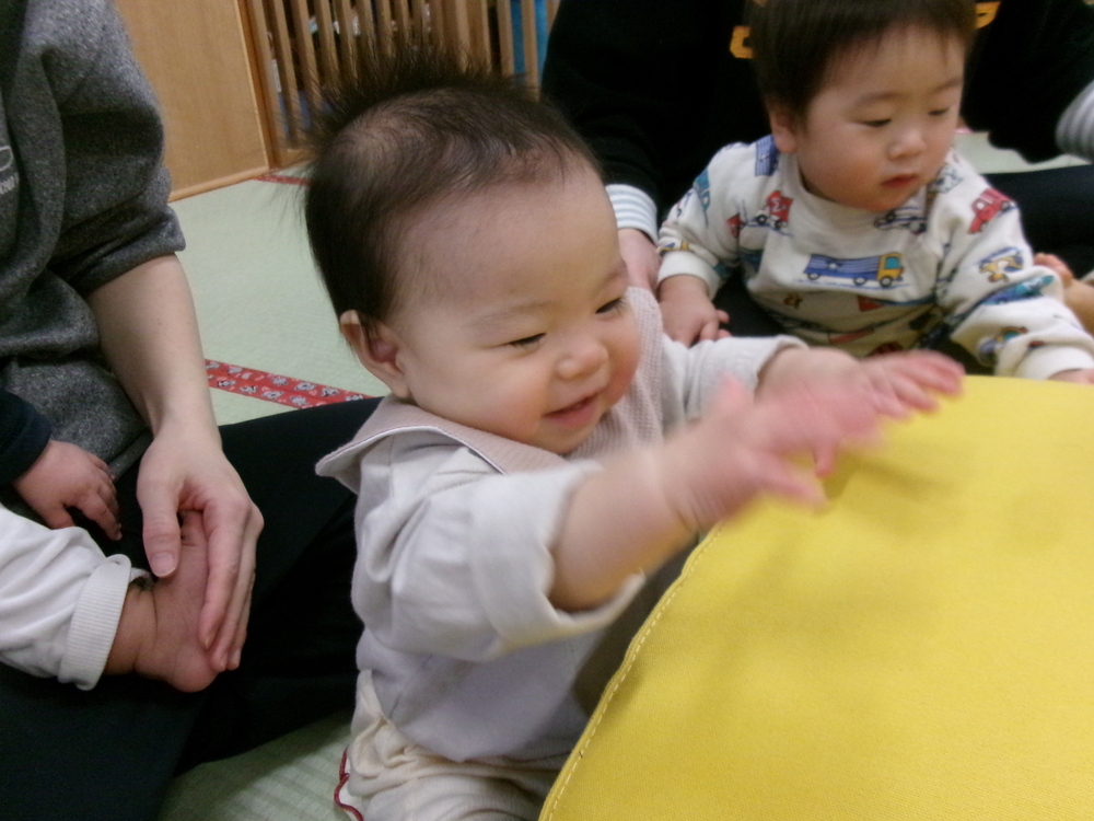 マットで遊ぶ子ども (4)