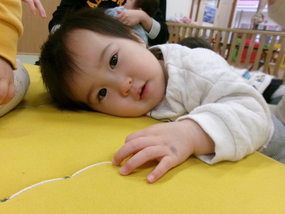 マットで遊ぶ子ども (5)