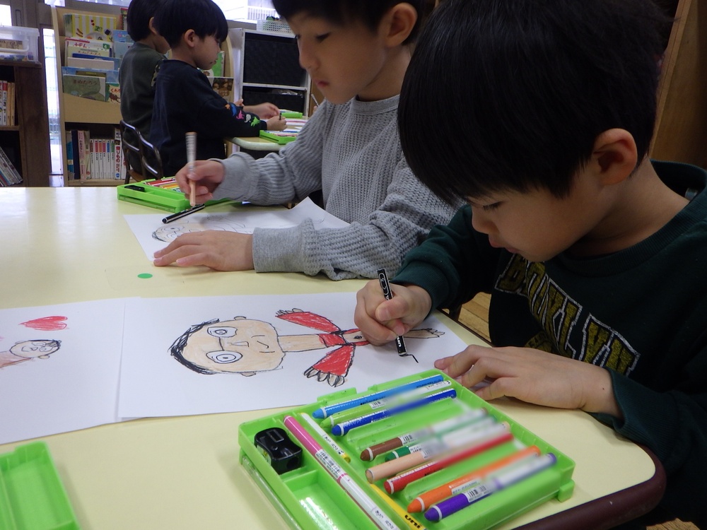 絵を描く子ども３