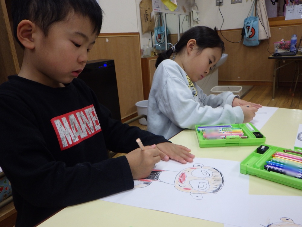 絵を描く子ども４